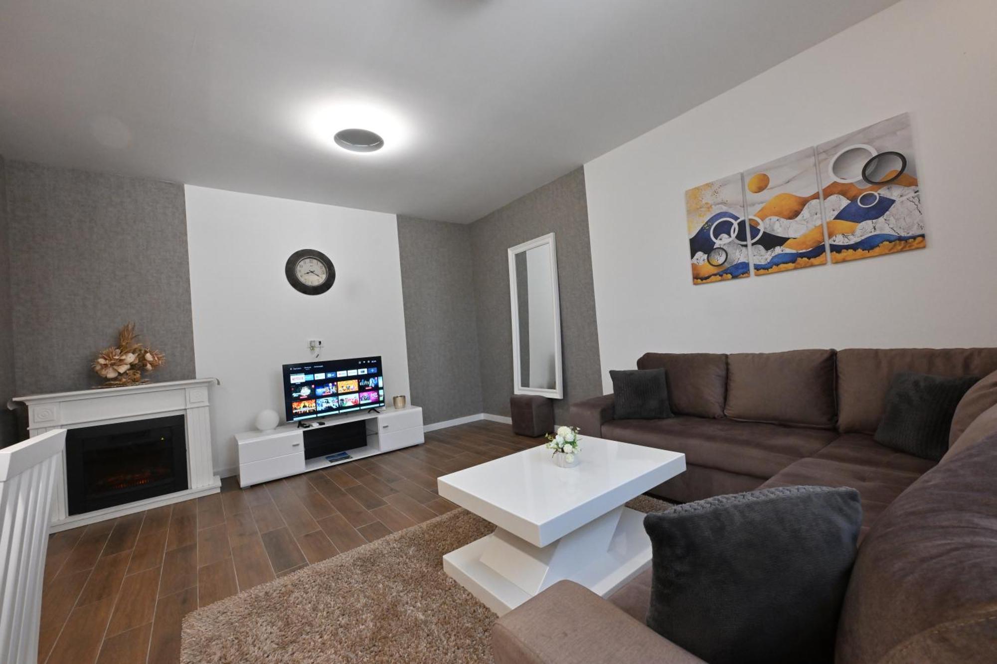Lux Novi Park Apartment